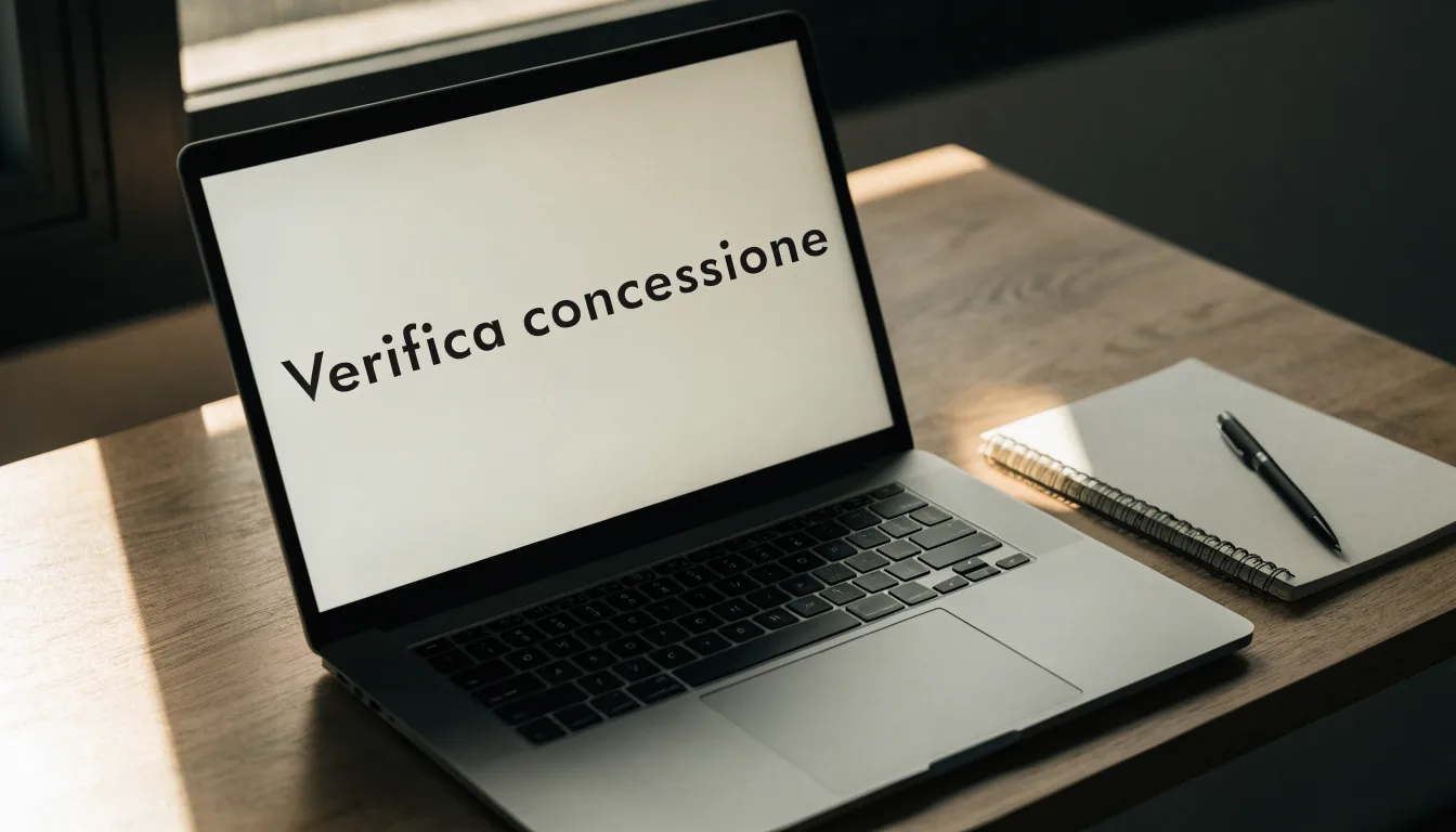 Un foglio di concessione in carta con un timbro rosso, appoggiato su una scrivania di legno accanto a una penna