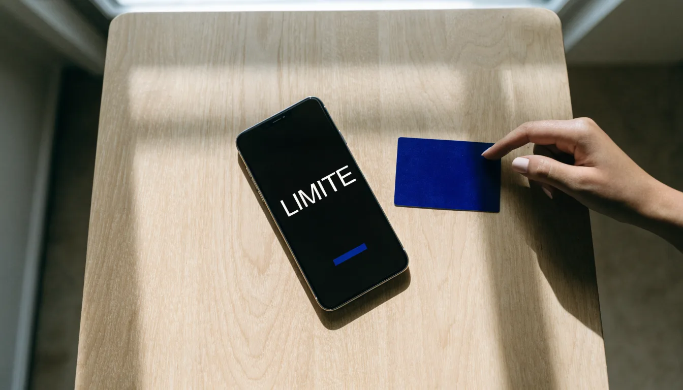 Un documento di identità appoggiato accanto a uno smartphone con un timer sullo schermo, su un tavolo da cucina